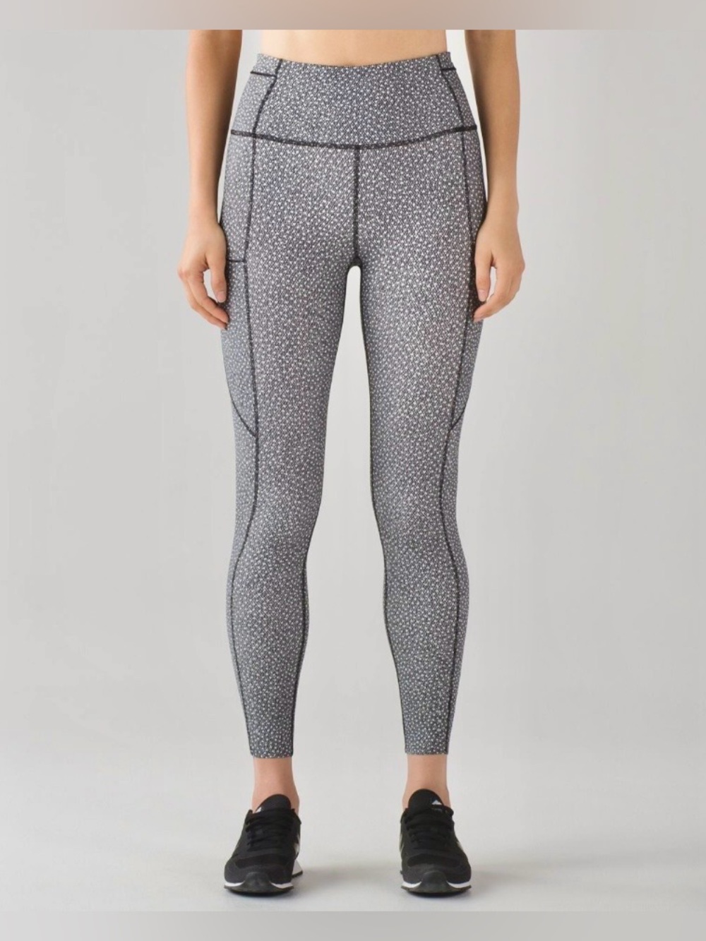 Lululemon Fast And Free 7/8 Tight
Frozen Fizz White Black, Size 8